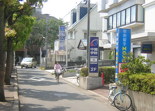 横浜銀行側に道路を渡って、左へ曲がります